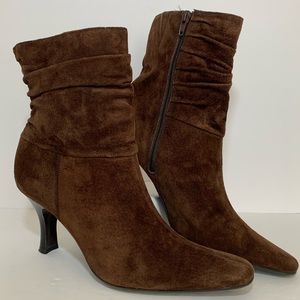 💥Sale‼️ WHITE MOUNTAIN Suede Booties